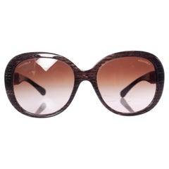 Chanel, occhiali da sole marroni con glitter
