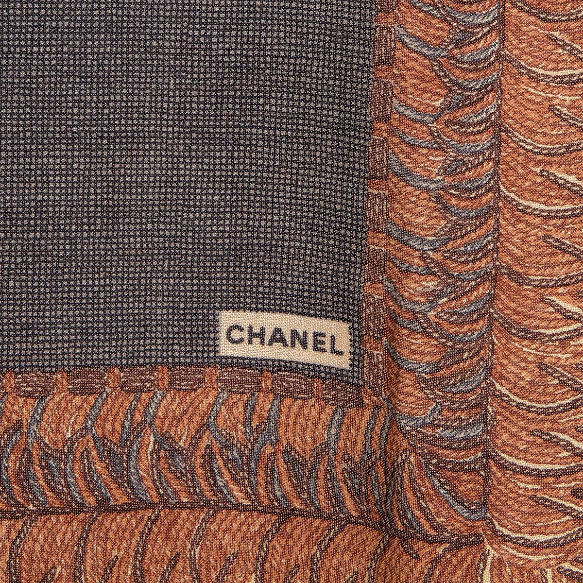 CHANEL Écharpe Châle XL en cachemire et soie marron et grise à imprimé frangé Unisexe en vente