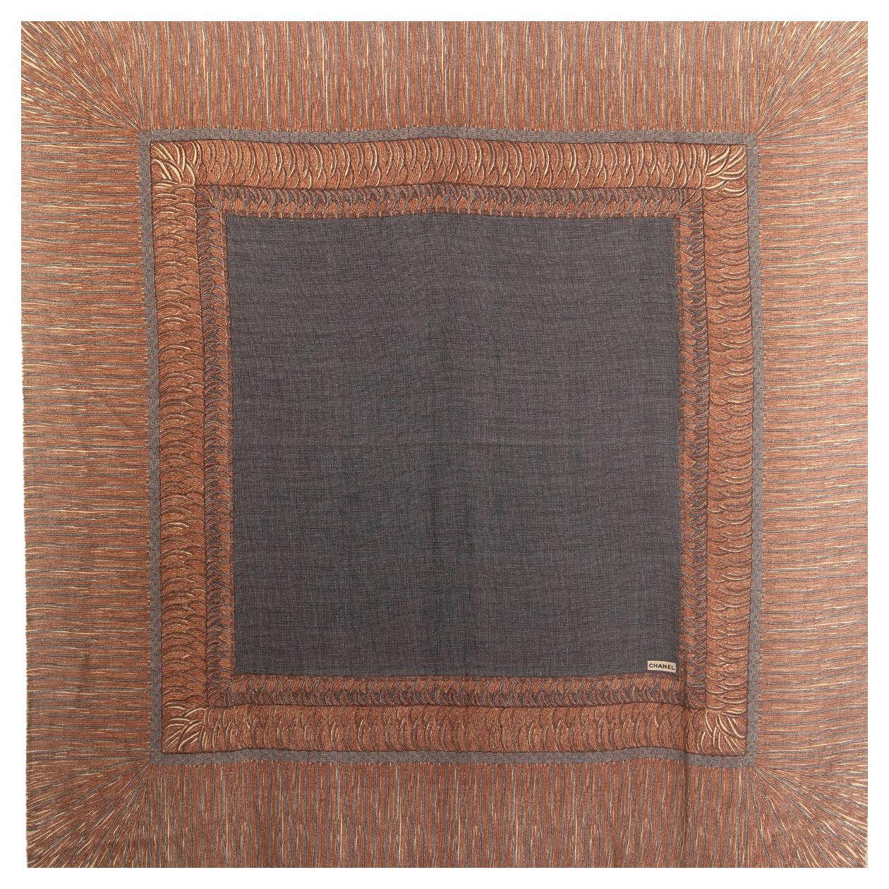 CHANEL Écharpe Châle XL en cachemire et soie marron et grise à imprimé frangé en vente