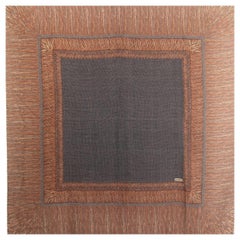 CHANEL Écharpe Châle XL en cachemire et soie marron et grise à imprimé frangé