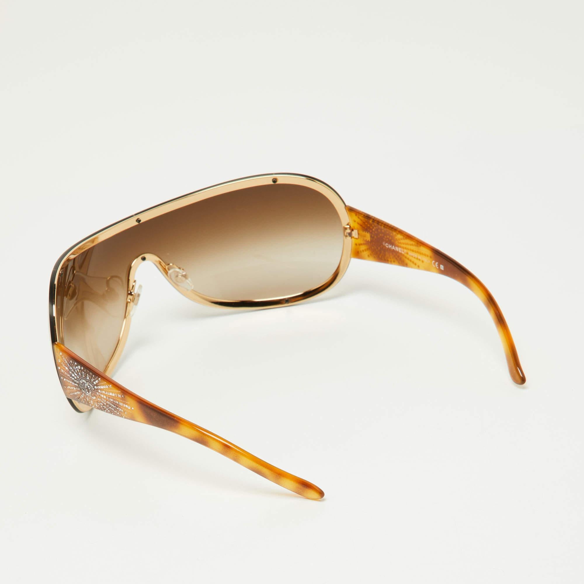Eine auffällige Sonnenbrille von Chanel ist mit Sicherheit ein wertvoller Kauf. Mit ihrem trendigen Rahmen und den augenschonenden Gläsern ist die Sonnenbrille ideal für den ganzen Tag.

