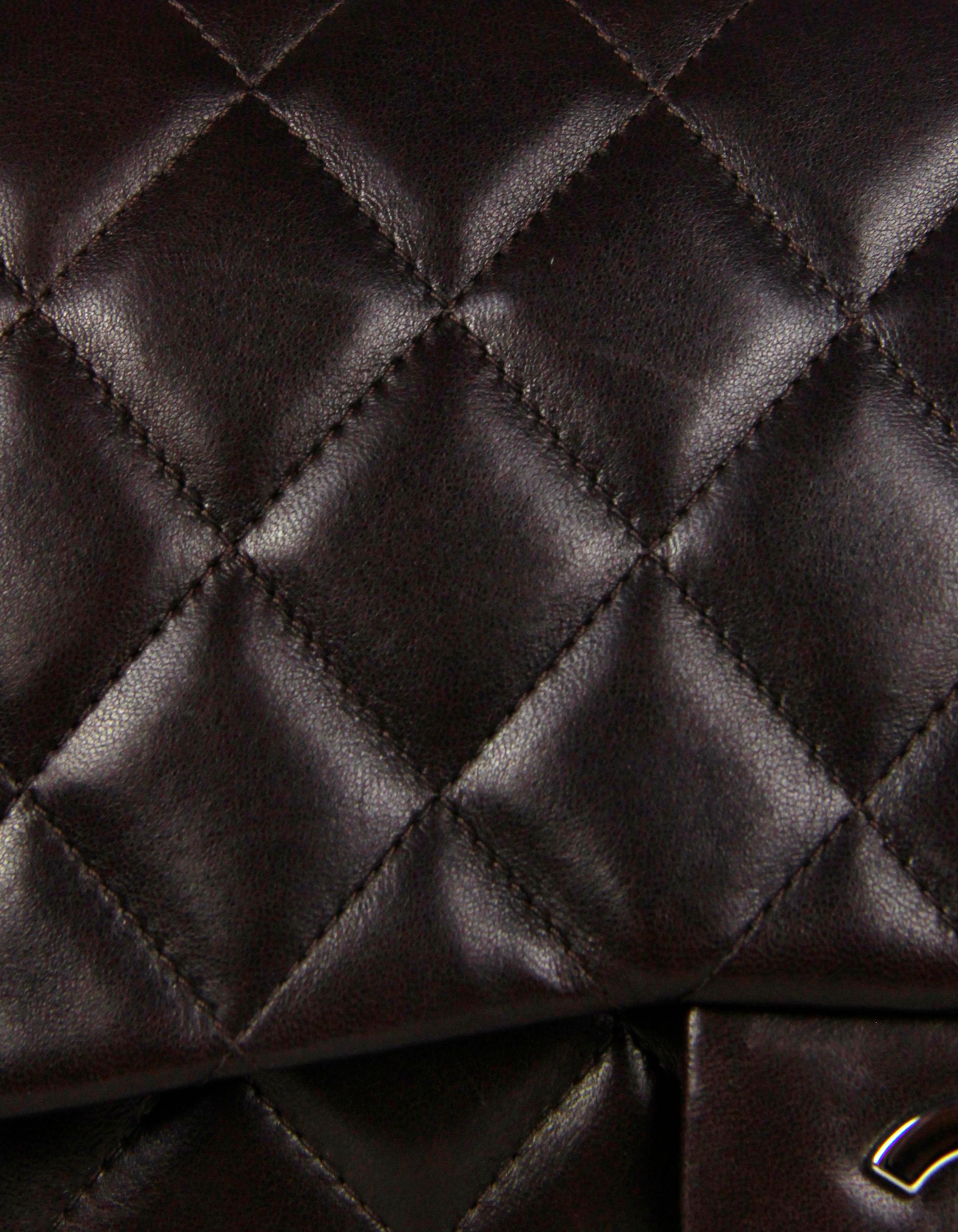 Chanel Sac classique Jumbo à rabat simple en cuir d'agneau marron matelassé en vente 3