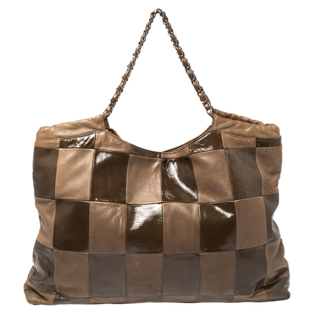 This Brooklyn Patchwork Cabas tote by Chanel flaunts an on-trend design and will make a worthy addition to your closet. Crafted from leather and patent leather in the shades of brown, this bag features a patchwork design all over with the signature