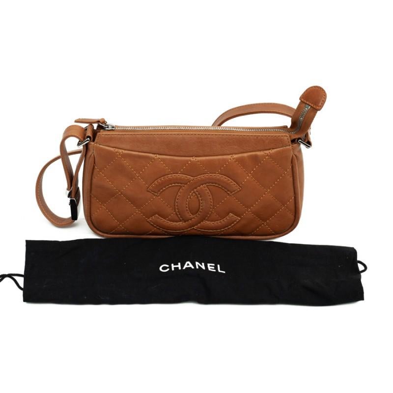 Small used CHANEL handbag. The jewelry is palladium silver. CC on the front. It is lined in leather with a zipped pocket. It closes for a zipper.
Italian-made bag from 2005-2006, hologram but lack of authenticity card. It is worn on the shoulder,