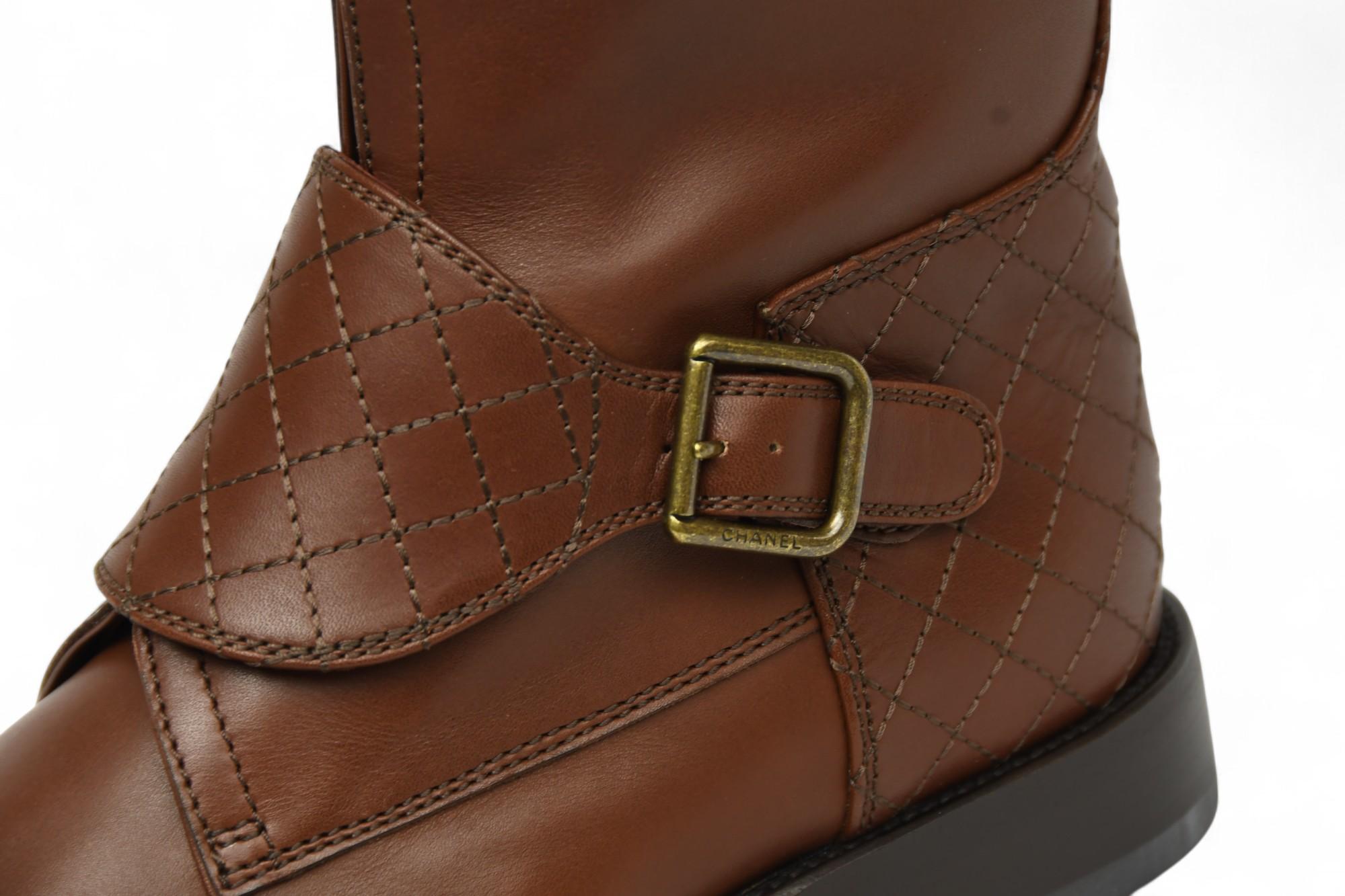 Chanel Braune Lederstiefel mit Schnalle  Größe 6.5 US Damen im Angebot