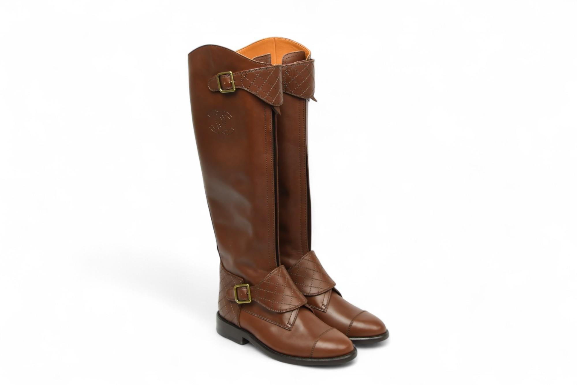 Chanel Braune Lederstiefel mit Schnalle  Größe 6.5 US im Angebot 1