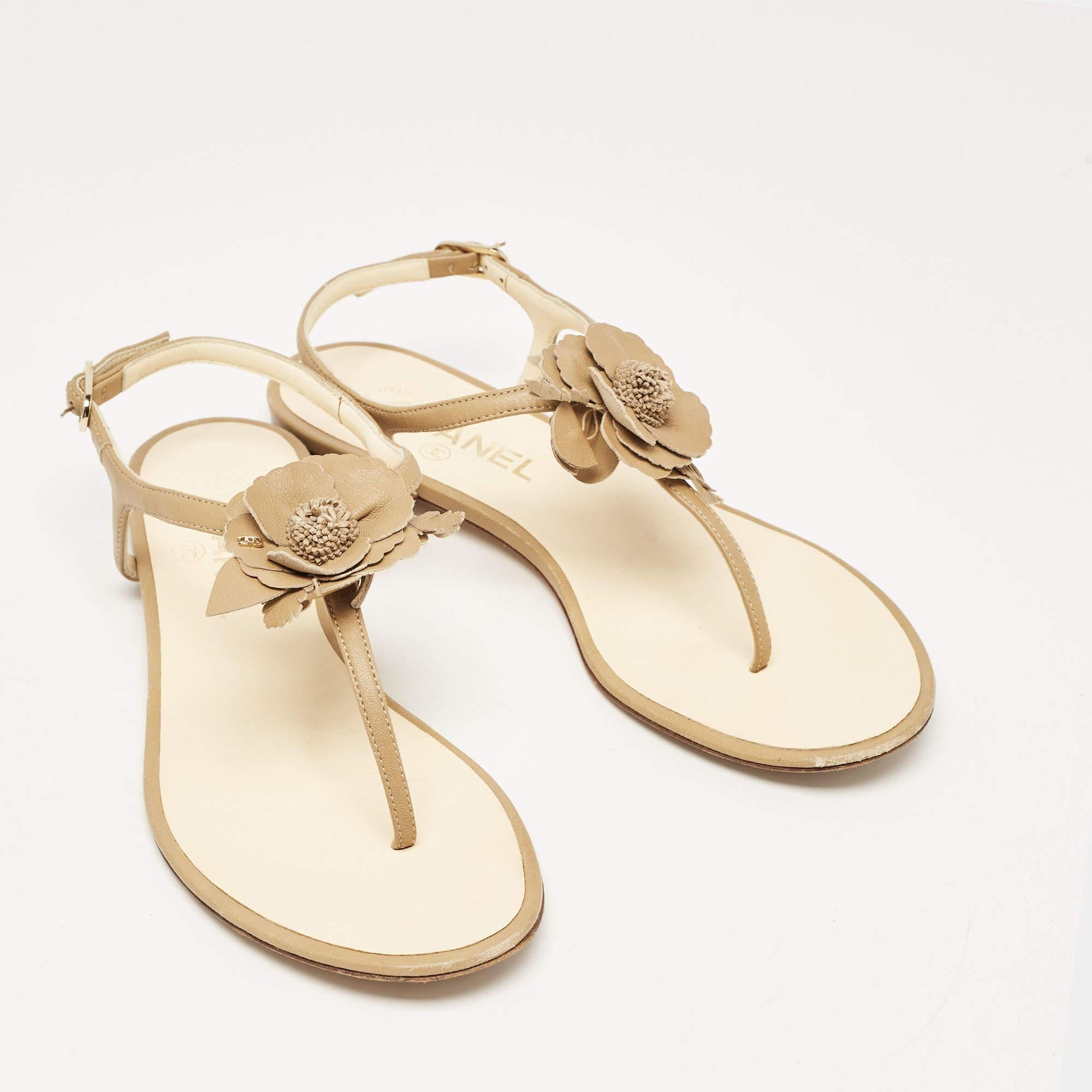 Chanel - Sandales en cuir Brown Camelia Thong Slingback - Taille 38 Pour femmes en vente