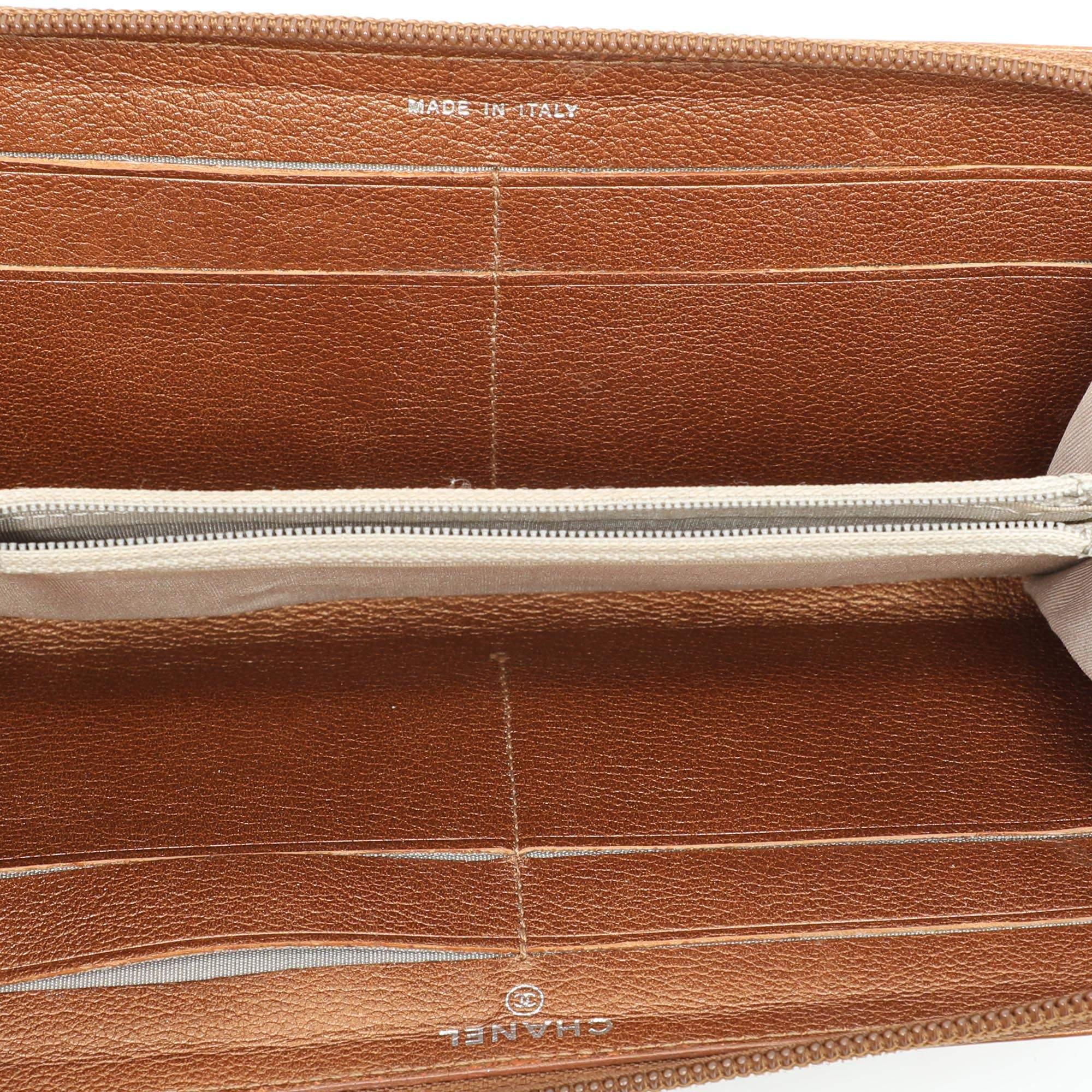 Compact and stylish this wallet will be your favorite grab and go companion. Designed from quality materials its interior is divided into different compartments to store your cards and cash perfectly.