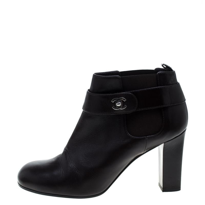A blend of style and bold simplicity, these ankle boots from Chanel will sweetly complement your casual as well as evening ensemble. Crafted with black leather, the boots are characterised by the CC twist lock closure detailed on the straps. They