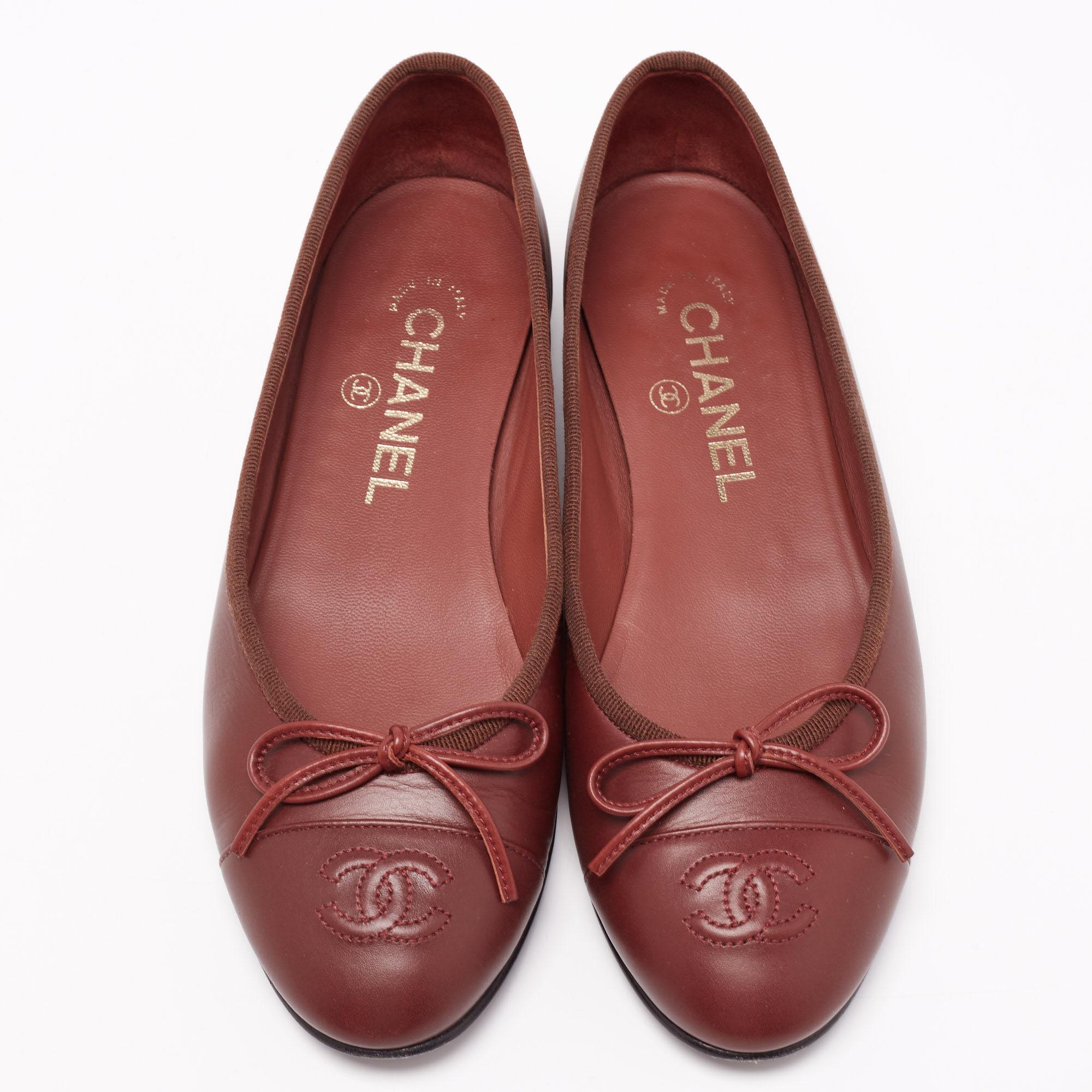 These minimal Chanel ballet flats are perfect for long hours of use and just chic enough to wear to work. Constructed using leather, these shoes feature leather cap toes with the signature CC detail and little bow detail for that distinct Chanel