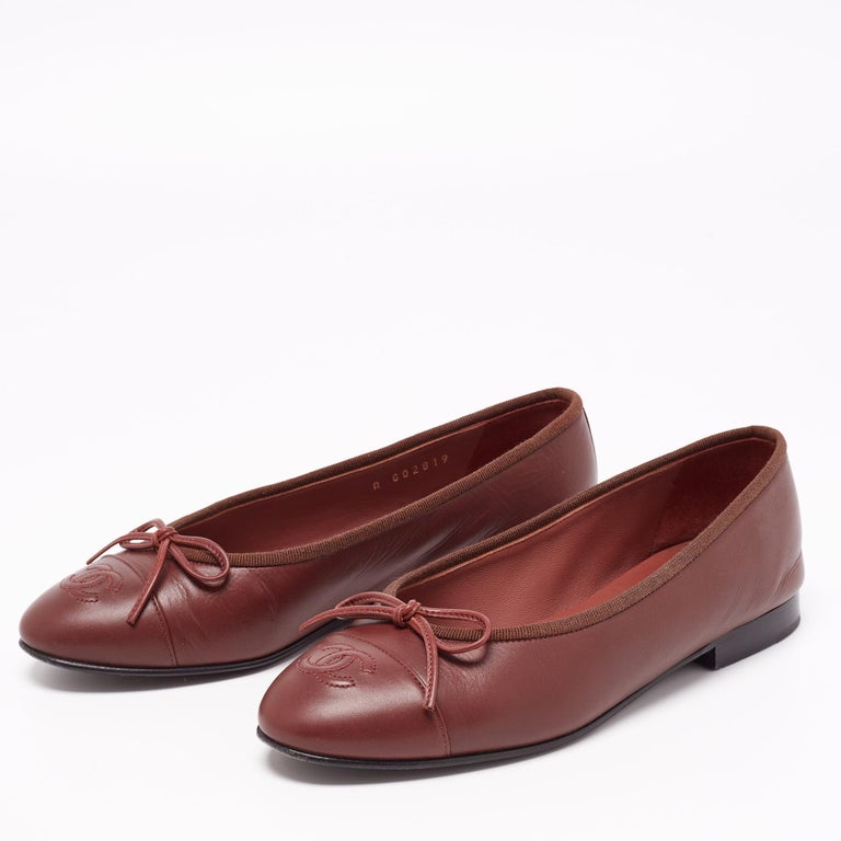 Chanel Brown Leather CC Bow Cap Toe Ballet Flats Size 36 at 1stDibs