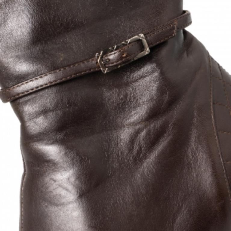 Ihr Traum von einem Paar Chanel-Stiefel kann wahr werden mit diesen Stiefeln, die nicht zu übersehen sind! Sie sind aus braunem Leder in einer spitzen Zehensilhouette gefertigt und mit dem charakteristischen Steppmuster auf der Zehenkappe und der