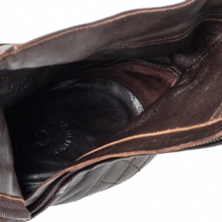 Chanel Braune Lederstiefel CC mit Zehenkappe in Knöchellänge Größe 37 (Schwarz)