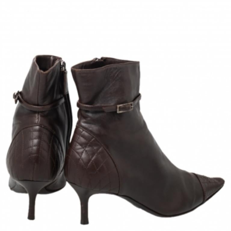 Chanel Braune Lederstiefel CC mit Zehenkappe in Knöchellänge Größe 37 Damen