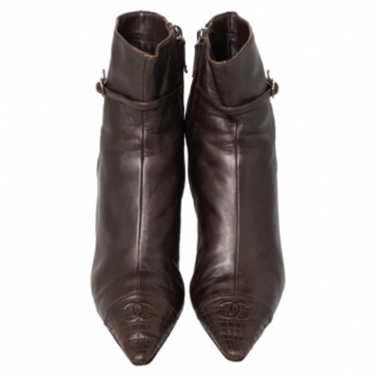 Chanel Braune Lederstiefel CC mit Zehenkappe in Knöchellänge Größe 37 1