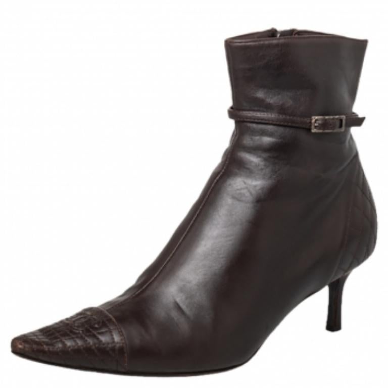 Chanel Braune Lederstiefel CC mit Zehenkappe in Knöchellänge Größe 37 2