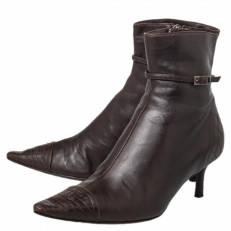 Chanel Braune Lederstiefel CC mit Zehenkappe in Knöchellänge Größe 37 3