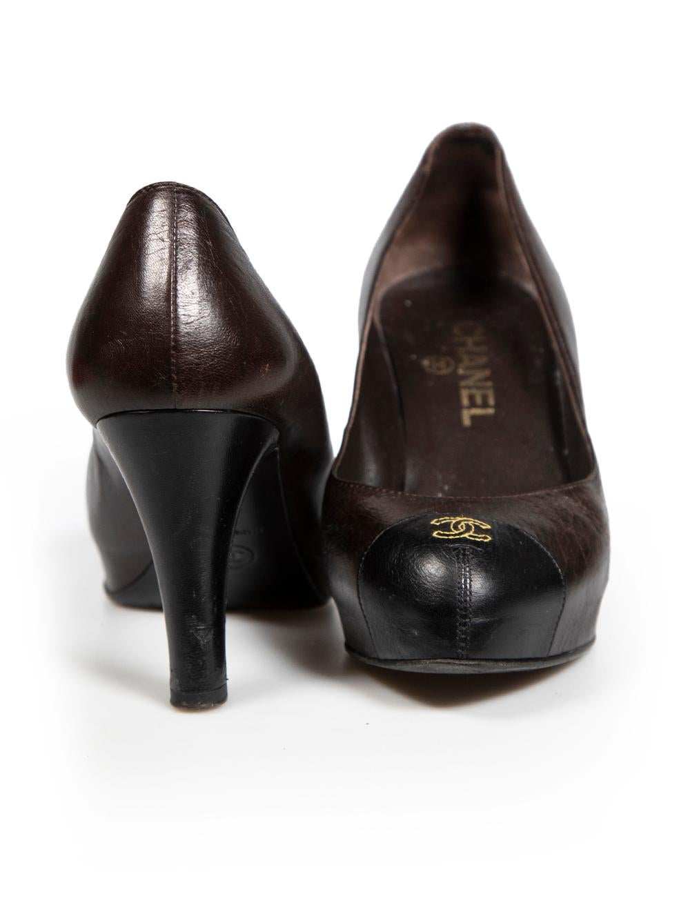Chanel Brown Leather CC Logo Pumps Size IT 37 In Good Condition For Sale In London, GB