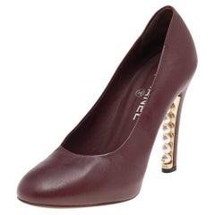 Escarpins à talons Chanel en cuir marron ornés de perles CC, taille 38