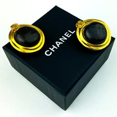 CHANEL Braune Lederklammern