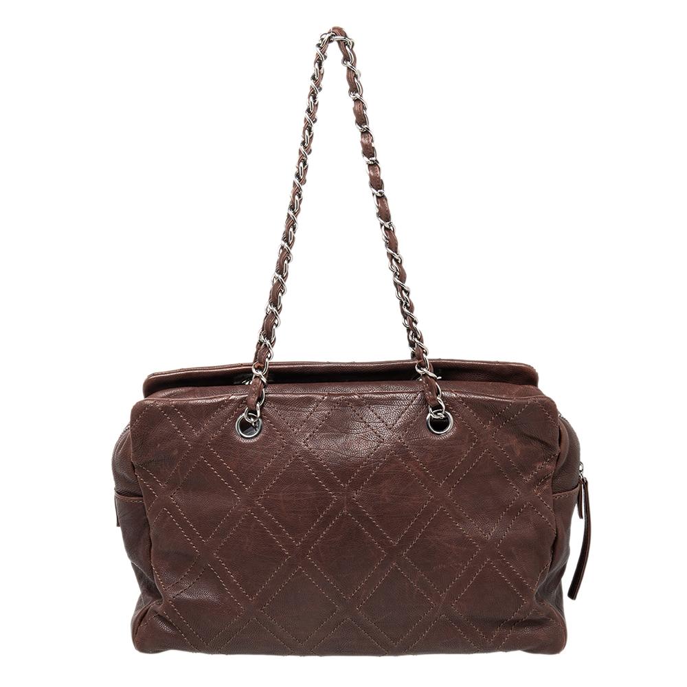 This investment-worthy Chanel tote is crafted from brown leather and it has the diamond stitch design all over. It features the CC logo at the front and two shoulder handles in leather and metal chain. The interior is lined with fabric.

Includes: