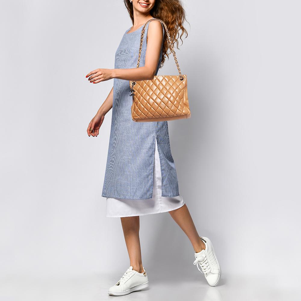 This alluring tote bag for women has been designed to assist you on any day. Convenient to carry and fashionably designed, the tote is cut with skill and sewn into a great shape. It is well-equipped to be a reliable accessory. 