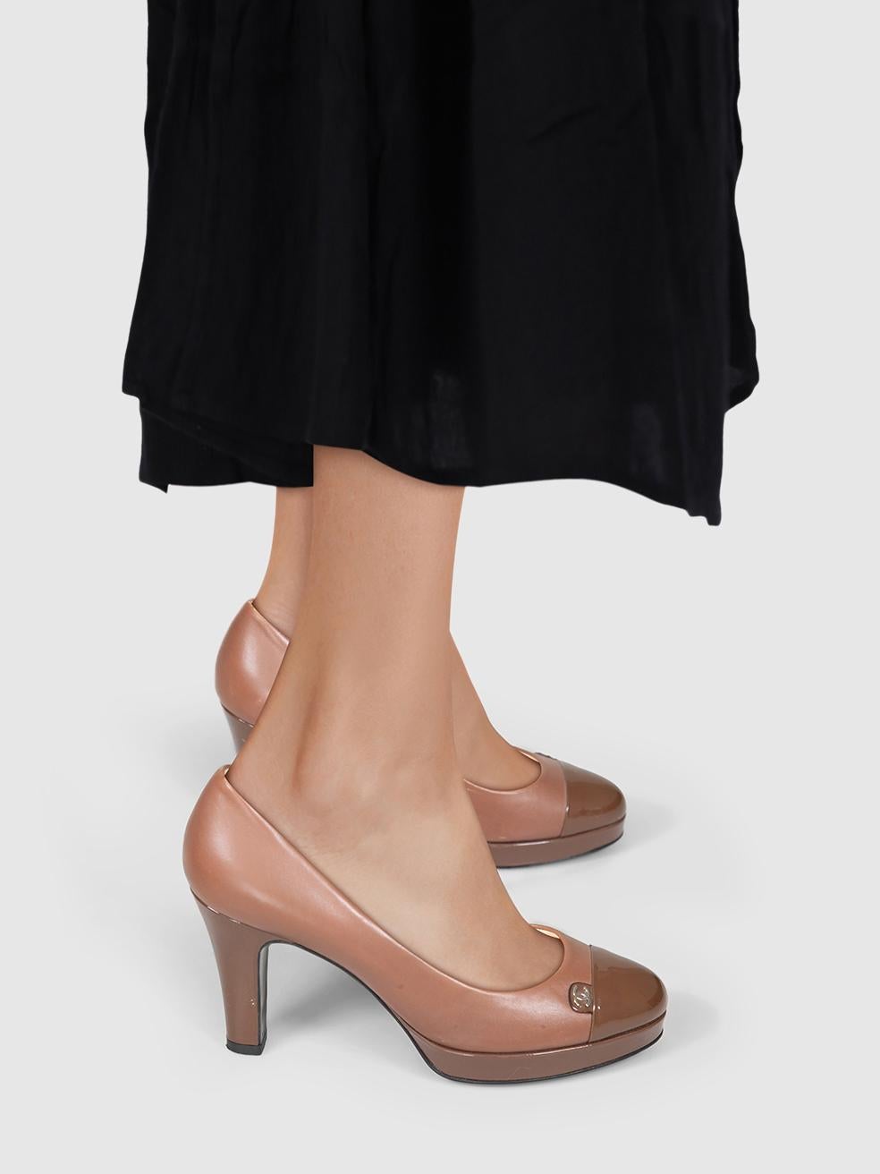 L'ÉTAT est très bon. L'usure des talons est minime. Usure minimale à la plate-forme, toe cap, toe both, les deux côtés, le compteur et le talon où l'abrasion est visible sur cet article de revente Chanel designer utilisé. Cette paire de chaussures