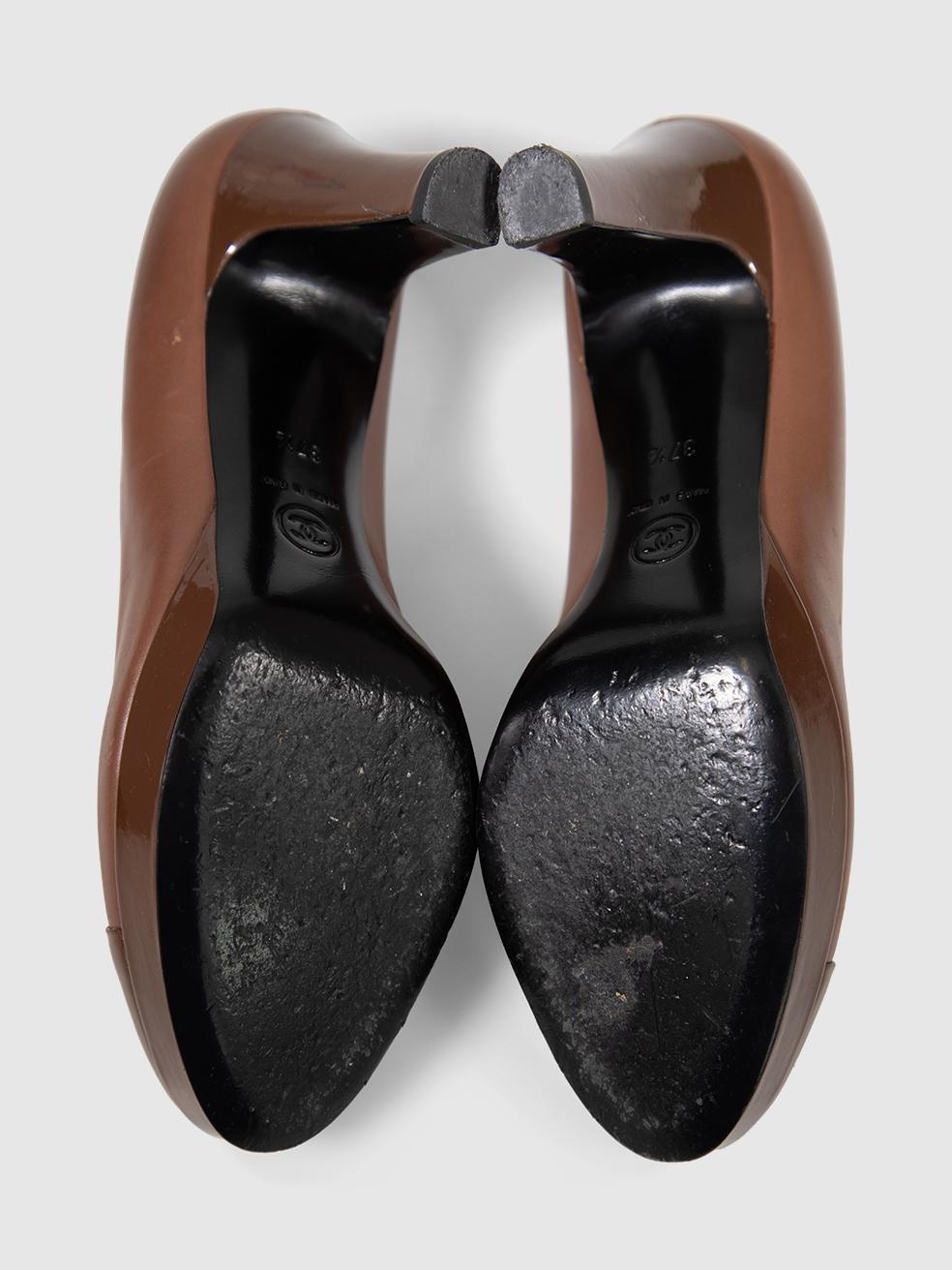 Chanel Escarpins CC en cuir et vernis marron Taille IT 37.5 Excellent état - En vente à London, GB