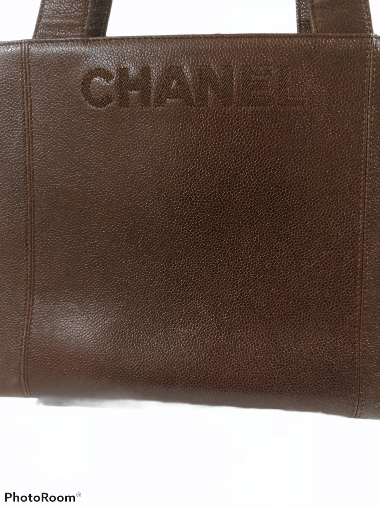 Chanel brown leather Shoulder bag
measurements: 31 * 23 cm , depth 12 cm
Gold tone Chanel hardware logo