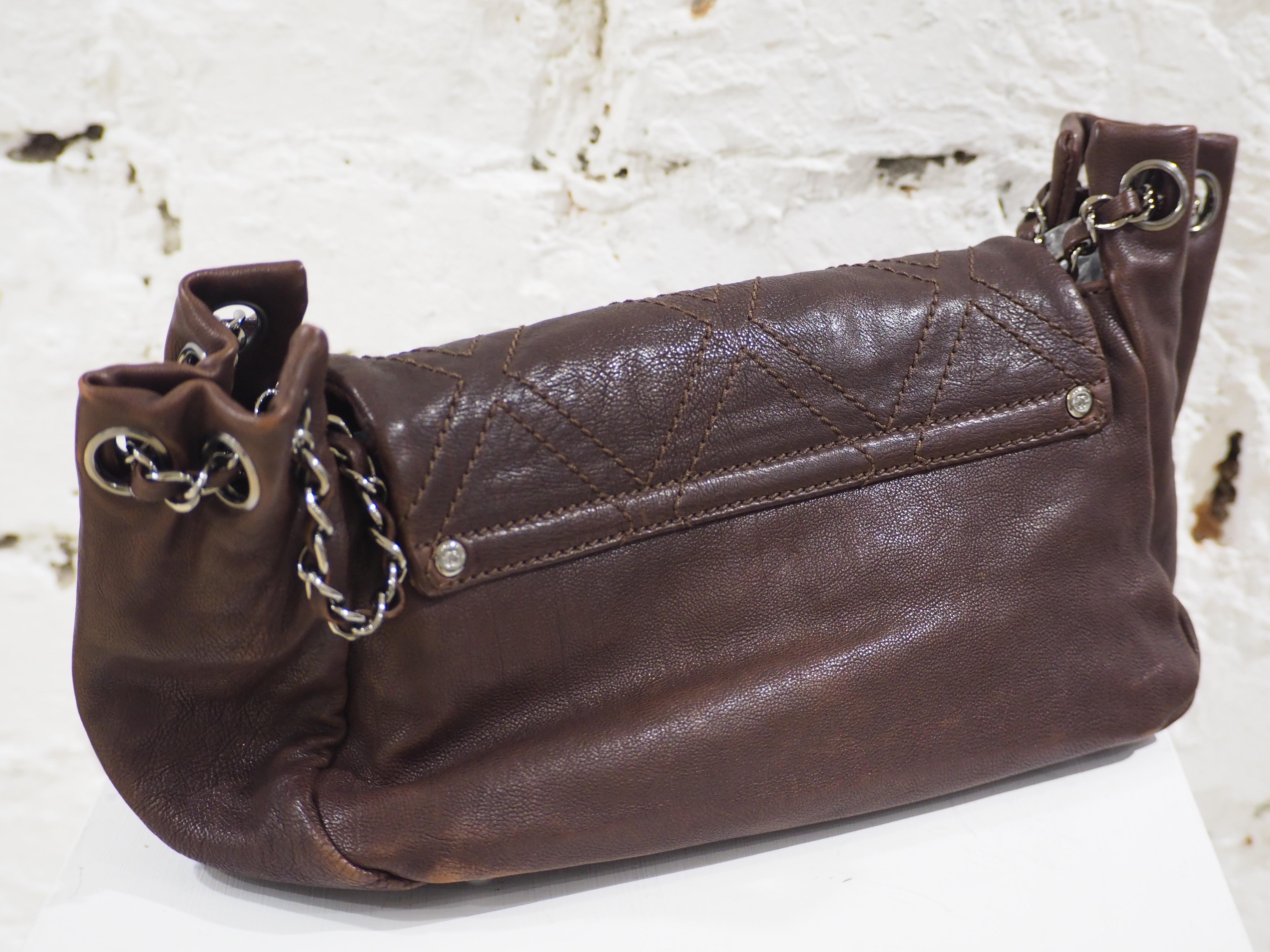 Women's Chanel brown leather shoulder bag For Sale