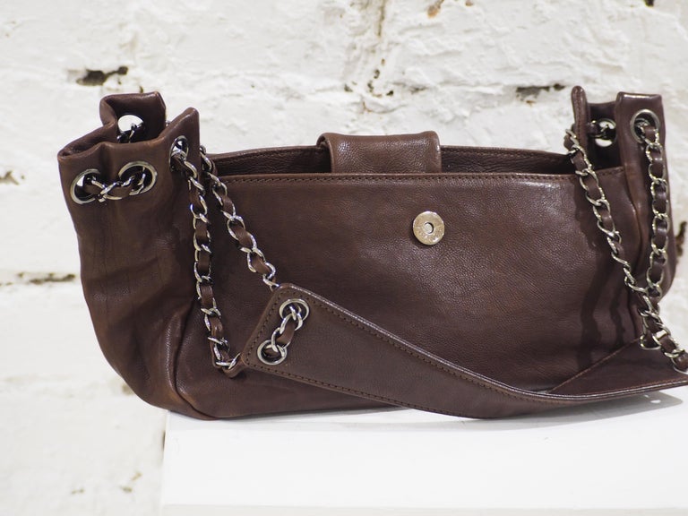 Chanel brown leather shoulder bag For Sale 4