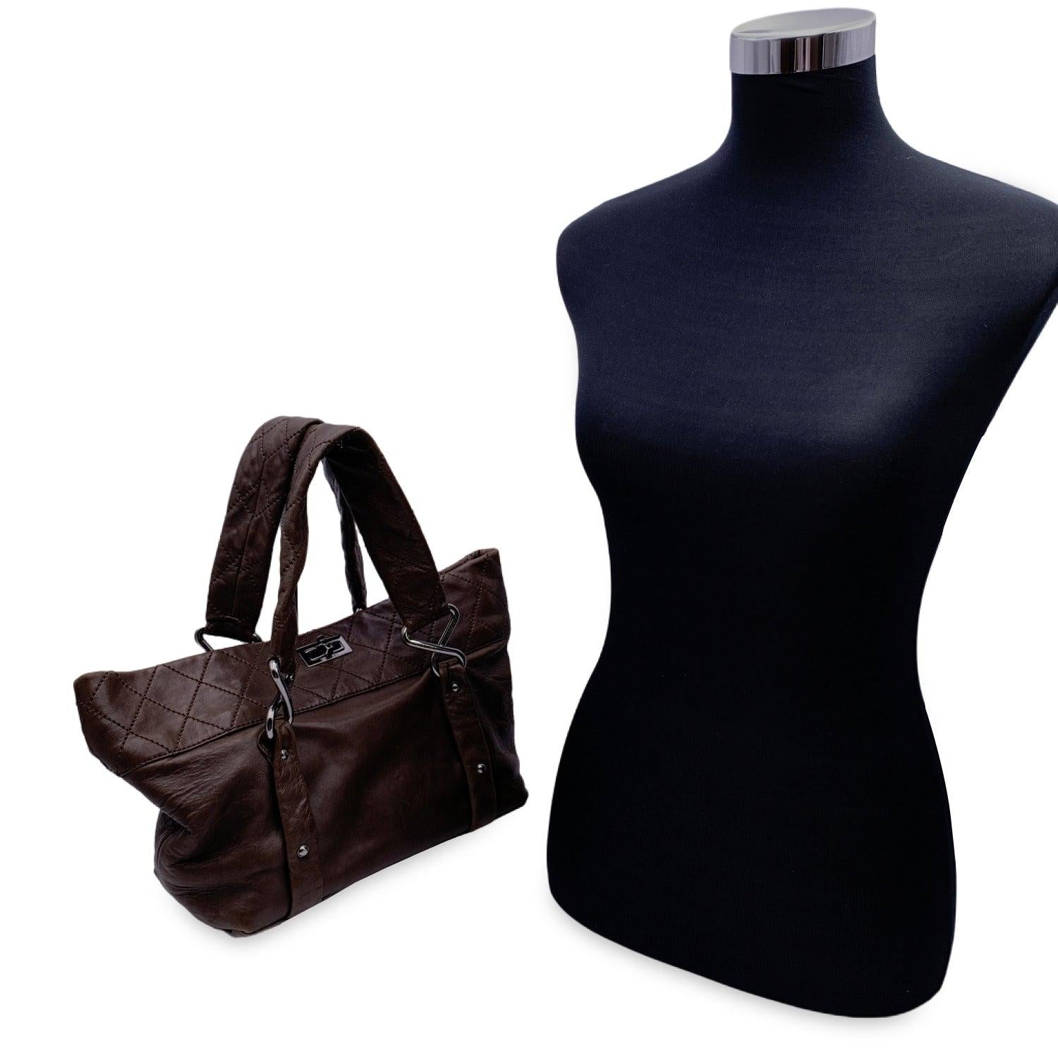 Chanel 'Eight Knots' Tote Bag in Braun aus der Kollektion 2006-2007. Die Tasche ist aus braunem Lammleder gefertigt und teilweise gesteppt. Sie verfügt über einen Mademoiselle-Drehverschluss an der Oberseite, doppelte Henkel, gedrehte