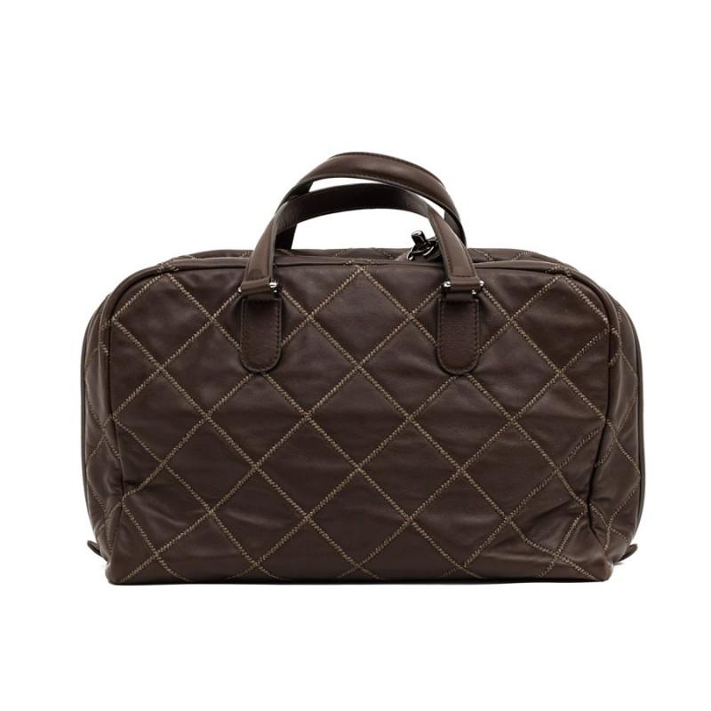 Very elegant and practical, this tote bag has a good capacity for storing your wallets, gloves, laptops. It is made of soft lambskin leather, deep brown, quilted with gold thread. It has a double zipper. The attributes are ruthenium metal.
It is