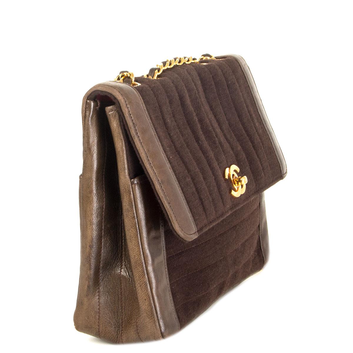 autentica tracolla Chanel in jersey di lana trapuntato e rifinito in pelle marrone scuro. Vintage anni '80. Tasca aperta sul retro esterno. Classica chiusura CC con tasca aperta sul davanti sotto la patta. Foderato in tessuto gros grain rosso con