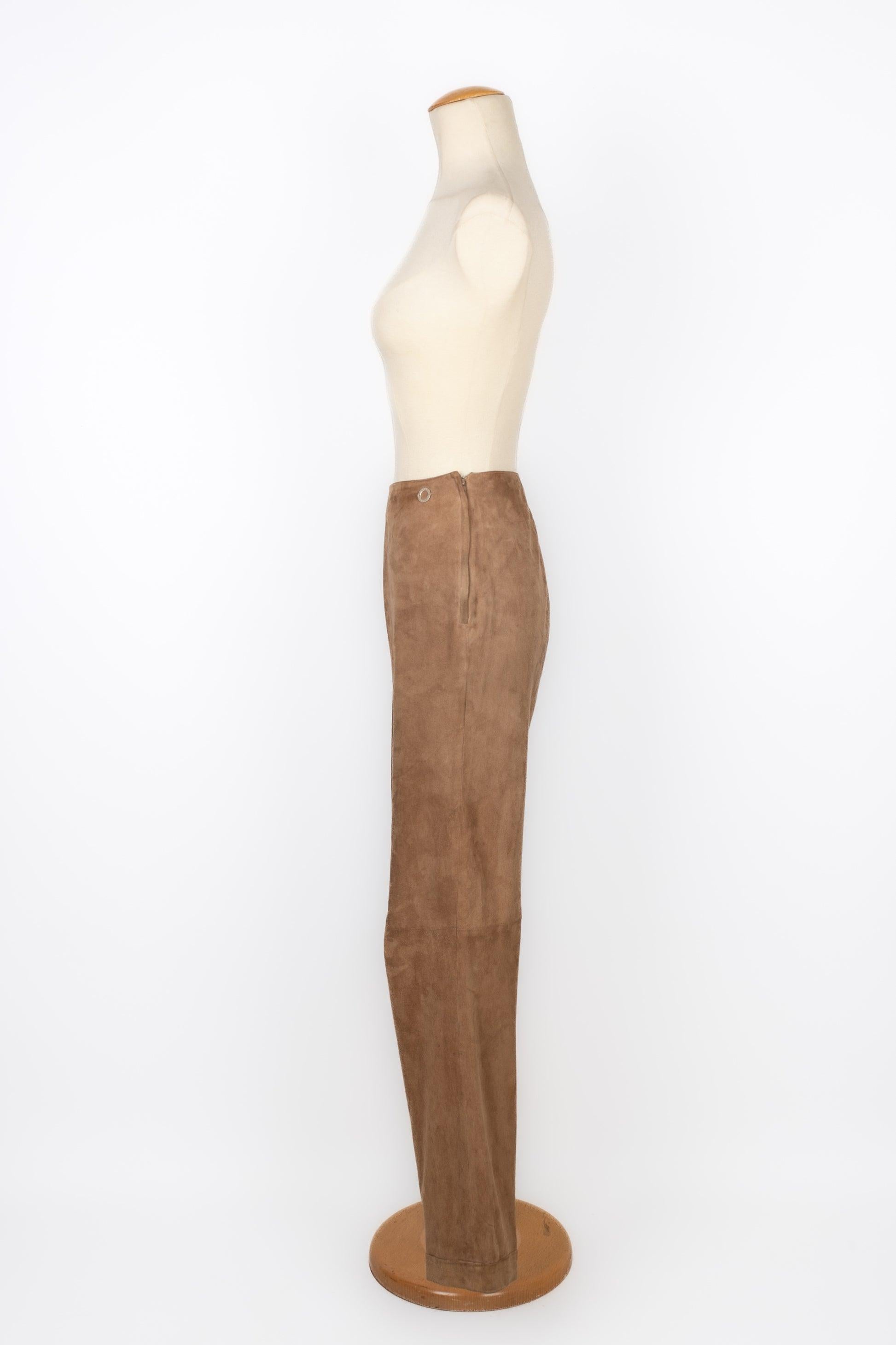 Chanel - (Made in France) Brown inside-out leather trousers. Size 40FR indicated.

Additional information:
Condition: Decent condition
Dimensions: Waist: 38 cm - Hips: 50 cm - Length: 102 cm

Seller Reference: FJ113