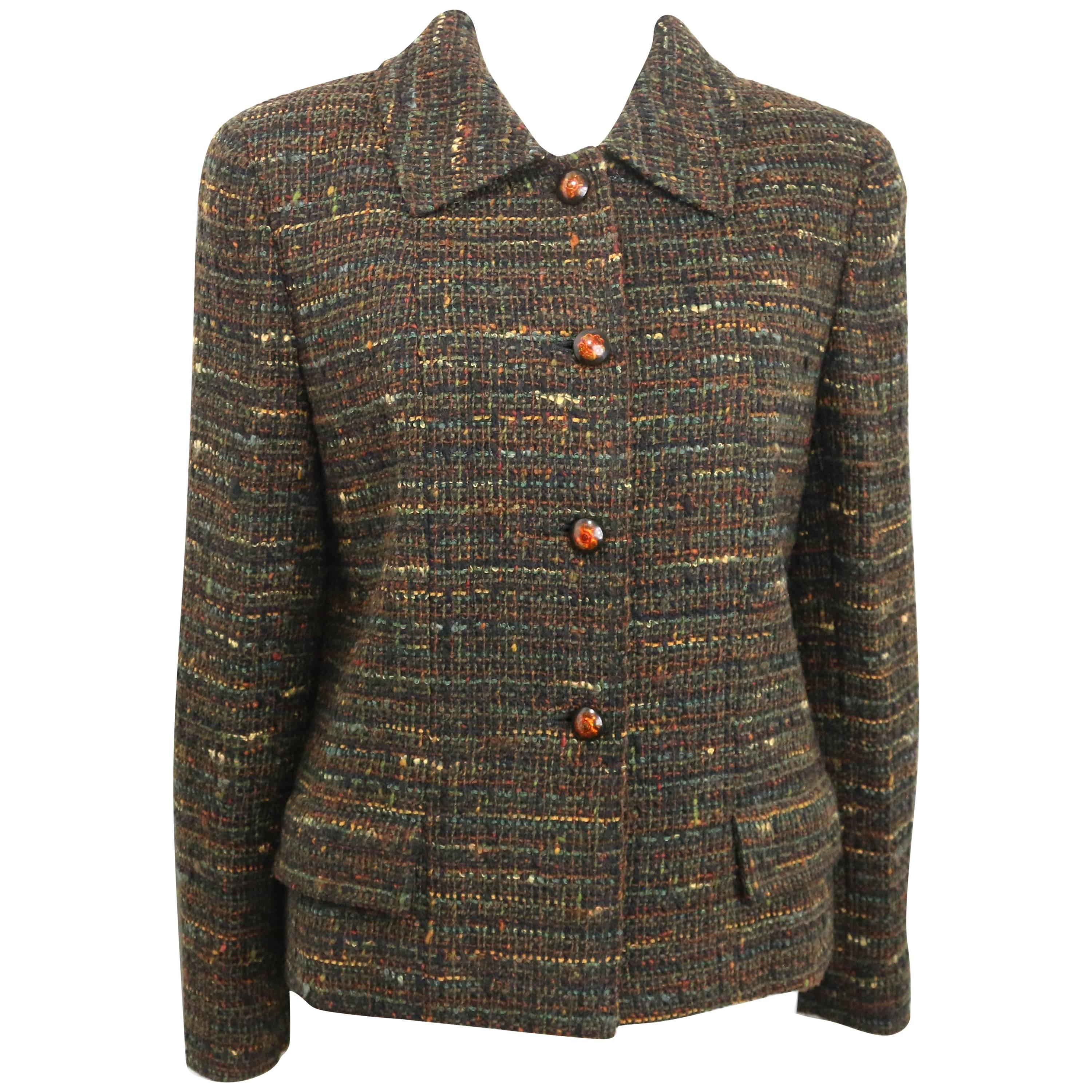 - Vintage Chanel braun mehrfarbig (grün, braun, schwarz, etc...) beschnitten Tweed-Jacke aus 1998 A / W-Kollektion. Mit vier orangefarbenen Kamelienblüten-Knöpfen zum Verschließen und zwei Pattentaschen an jeder Manschette. 

- Hergestellt in