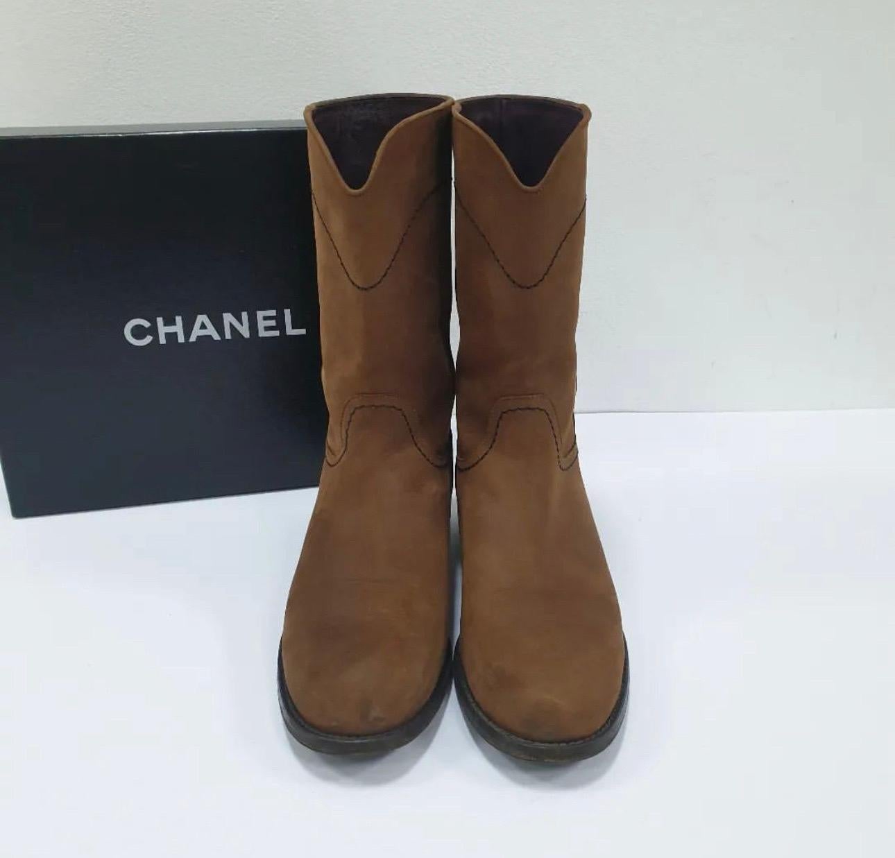 These Chanel Brown Nubuck Leather CC Cowboy Flat Boots Size will make your transition into winter a piece of cake! Always a classic, the cowboy boot is a versatile investment for your wardrobe. These casual and fun boots will look fabulous with a