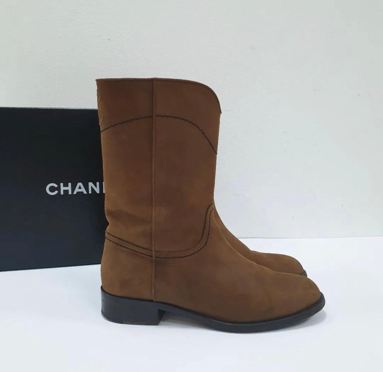 Chanel Brown Nubuck Leather CC Cowboy Flat Boots  In Good Condition In Krakow, PL