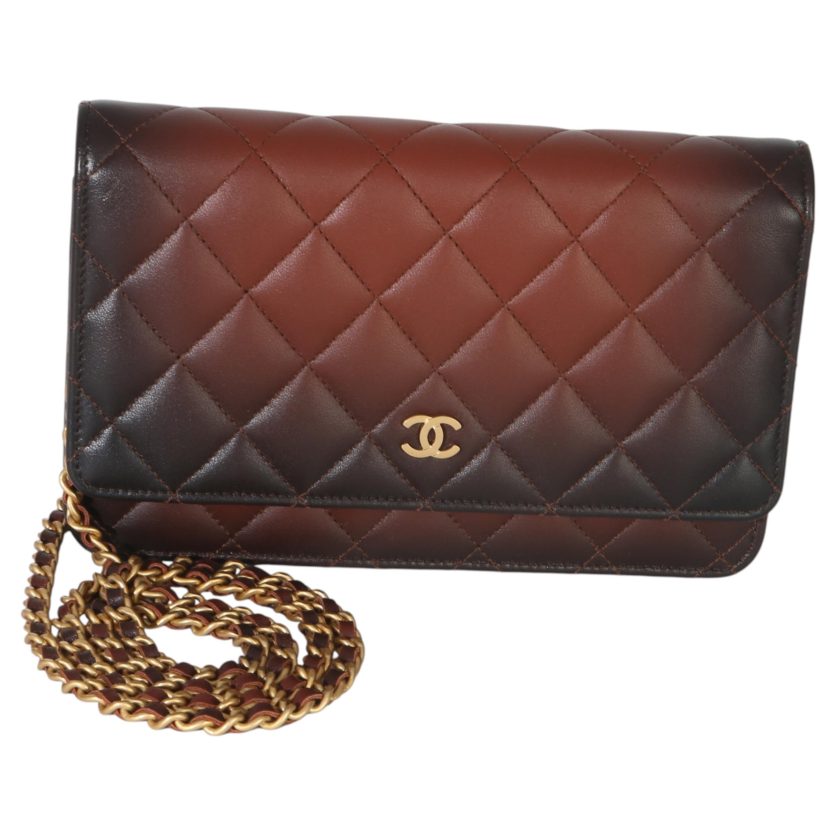 Chanel Portafoglio classico in pelle d'agnello trapuntata marrone con catena