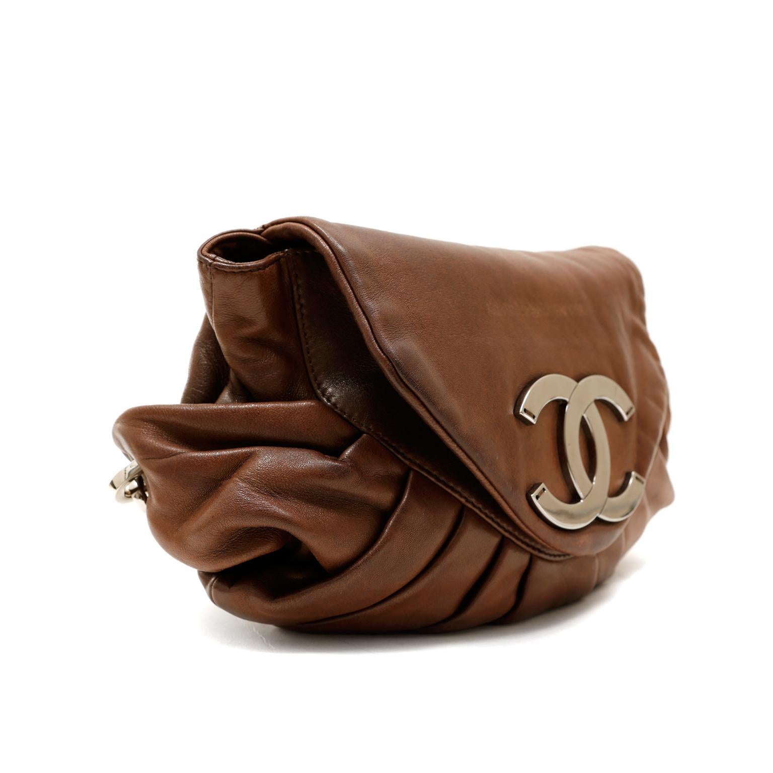 Chanel Braune plissierte Lammfell-Klappentasche im Zustand „Gut“ in Palm Beach, FL