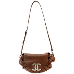 Chanel Braune plissierte Lammfell-Klappentasche
