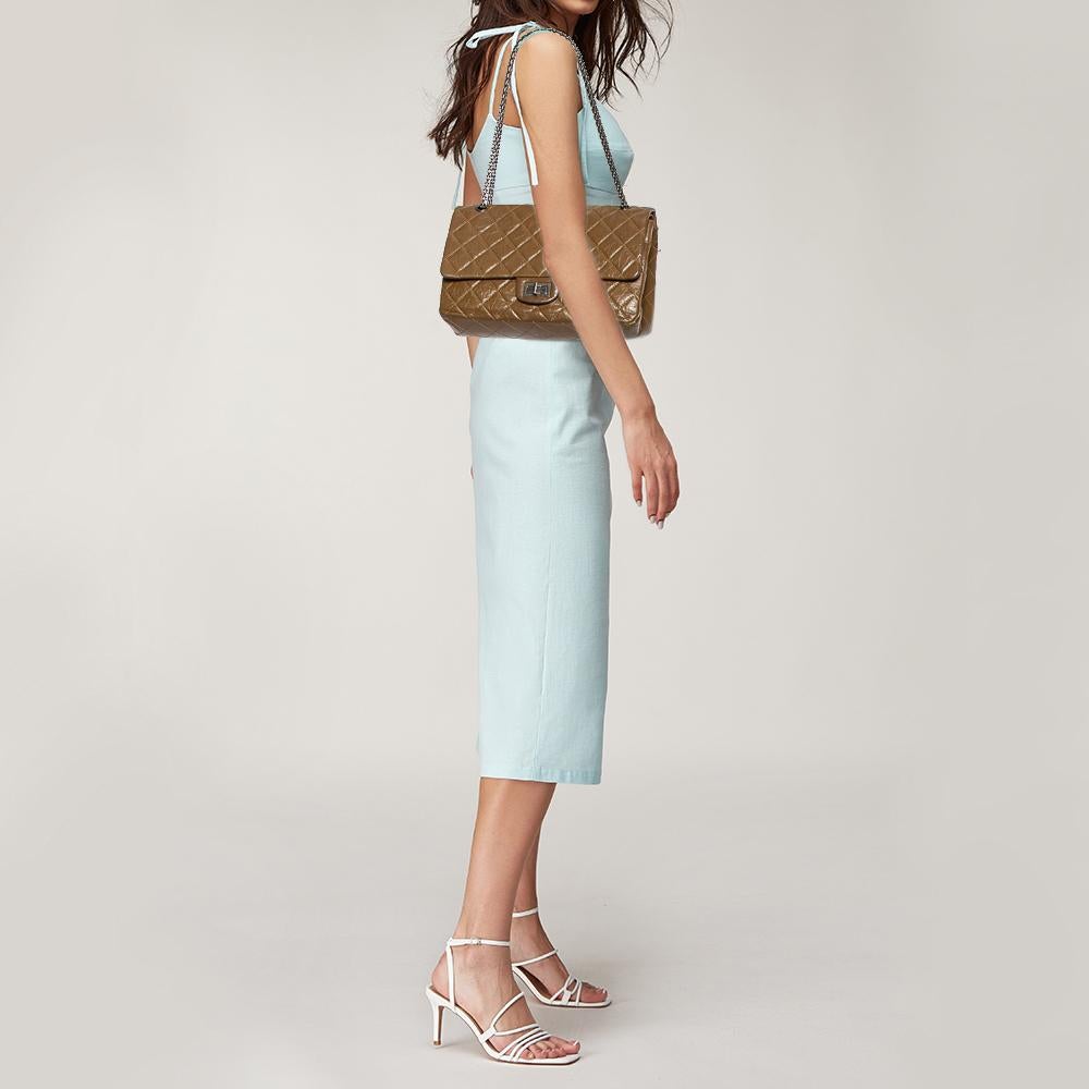 Die Flap Bags von Chanel sind ikonisch und bemerkenswert in der Geschichte der Mode. Daher ist diese Reissue eine Anschaffung:: die jeden Cent wert ist:: den man dafür ausgibt. Sie ist aus gealtertem Leder gefertigt und trägt das charakteristische