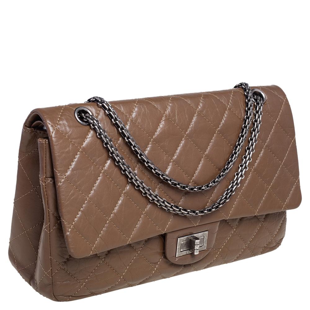 Chanel Braun Gestepptes Gealtertes Leder Reissue 2.55 Klassisch 227 Klappe Tasche im Zustand „Gut“ in Dubai, Al Qouz 2