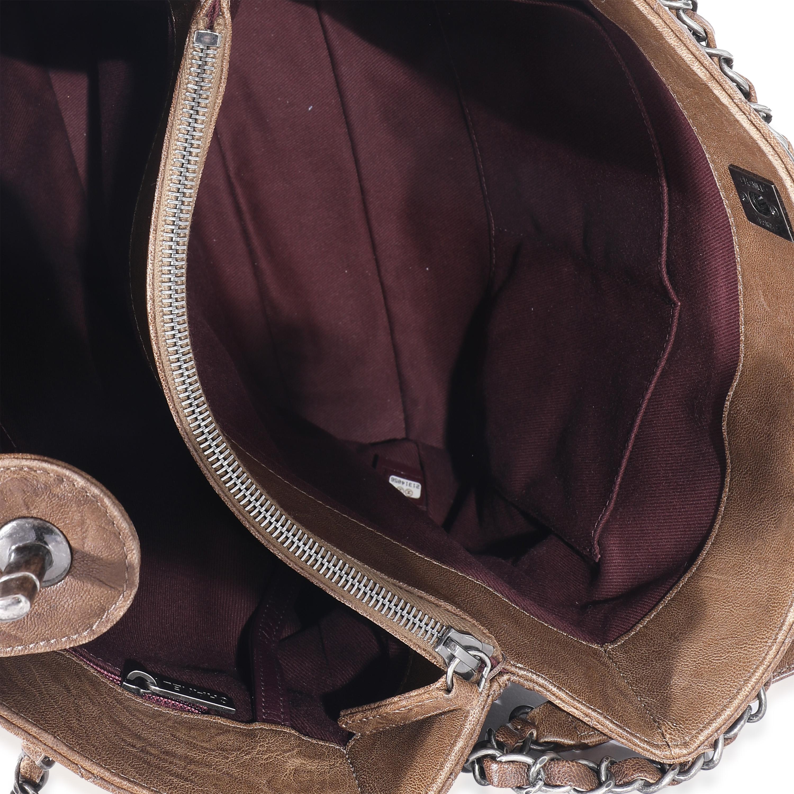 Titolo dell'elenco: Chanel marrone trapuntato stropicciato pelle di vitello CC Tote
SKU: 133659
Condizioni: Usato 
Condizioni della borsa: Buono
Commenti sulle condizioni: L'articolo è in buone condizioni con evidenti segni di usura. Graffi sulla