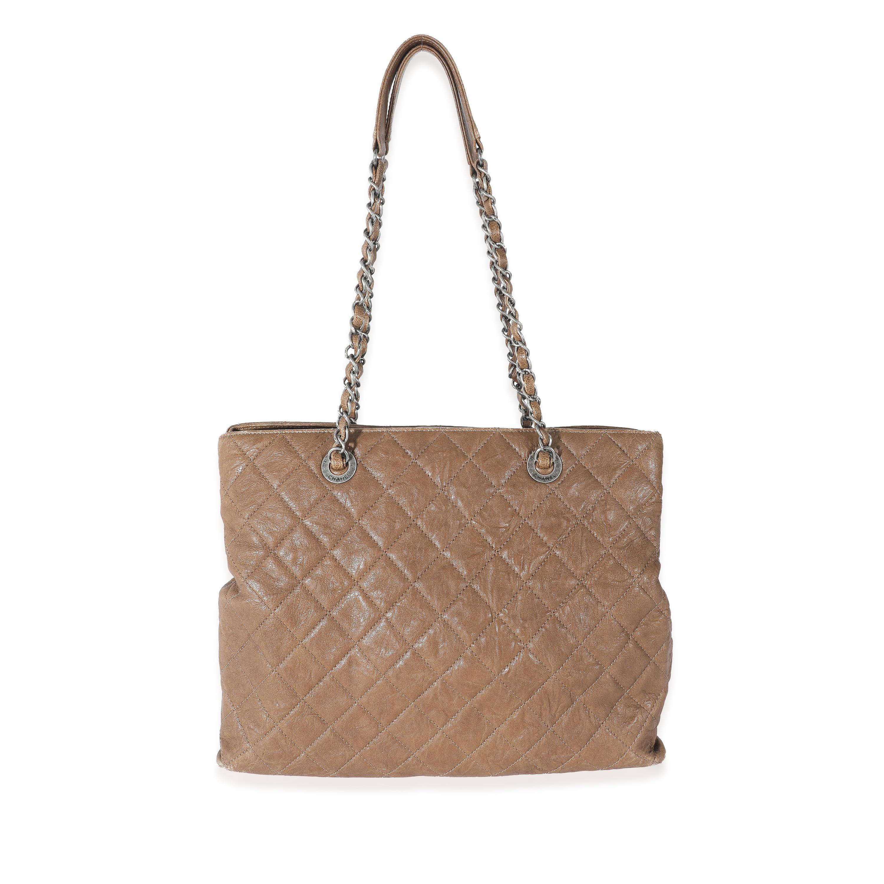 Marrone Chanel Tote marrone trapuntata in pelle di vitello stropicciata CC in vendita