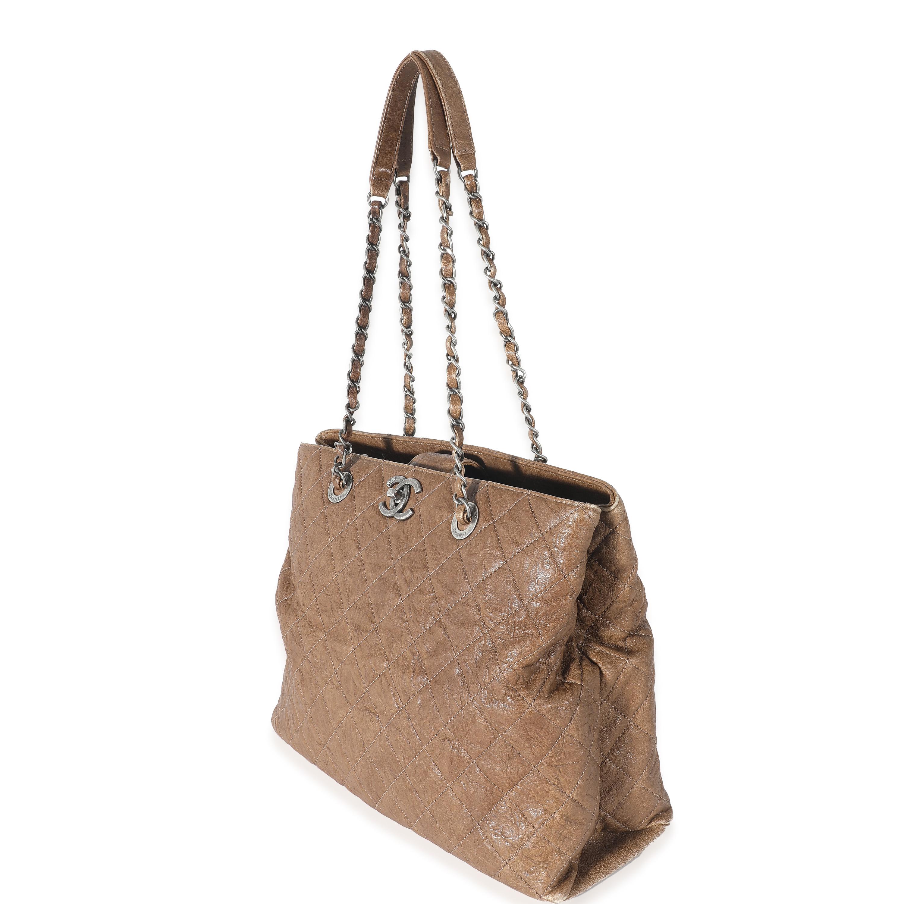 Chanel Tote marrone trapuntata in pelle di vitello stropicciata CC In condizioni ottime in vendita a New York, NY