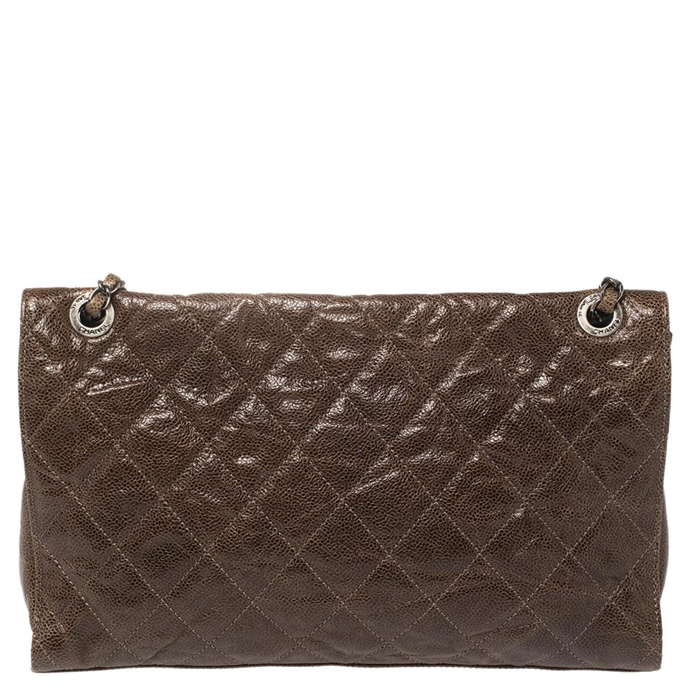 First released in Chanel's pre-fall 2013 collection, this astounding and chic jumbo Crave flap bag has all the charm to win you those boundless looks. Crafted from quilted glazed Caviar leather, it features an impressive leather and chain-link