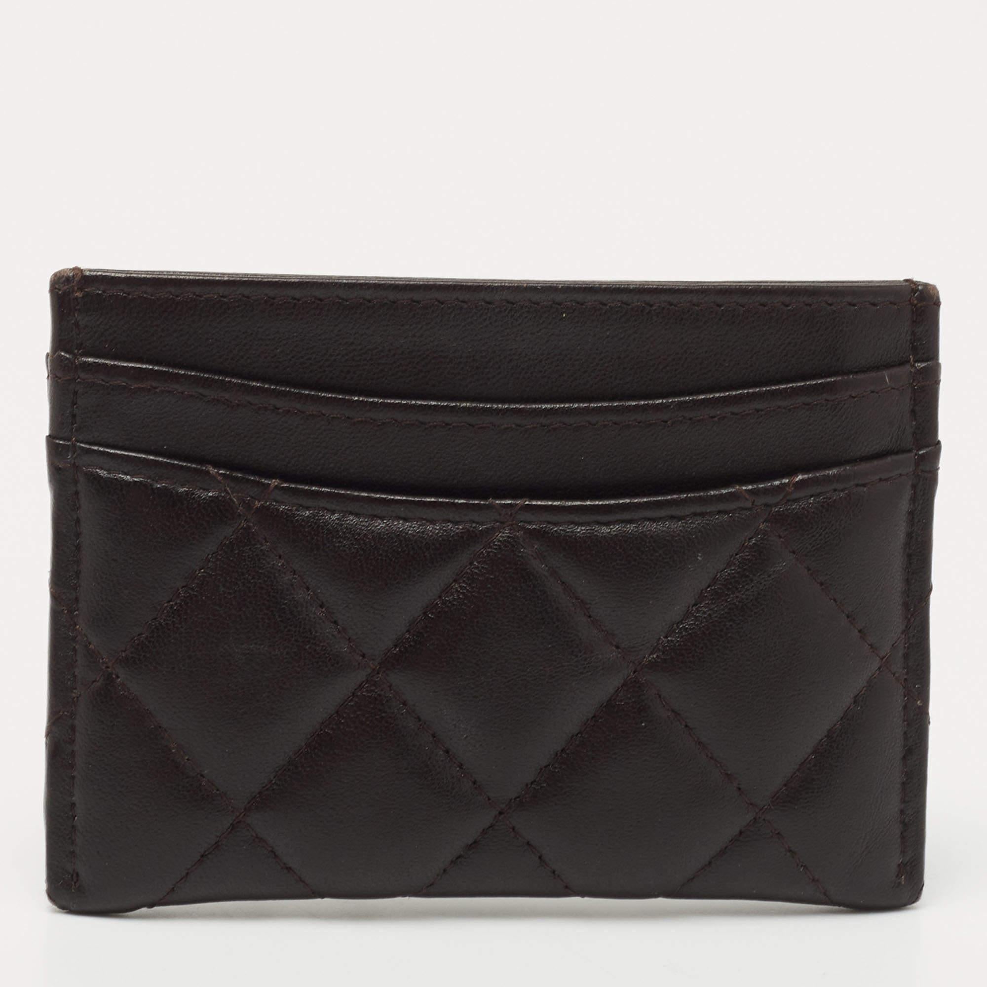 To store all your important cards, this card holder from the House of Chanel is perfect. It has been crafted from black quilted lambskin leather, with a gold-toned CC accent placed on the front.

