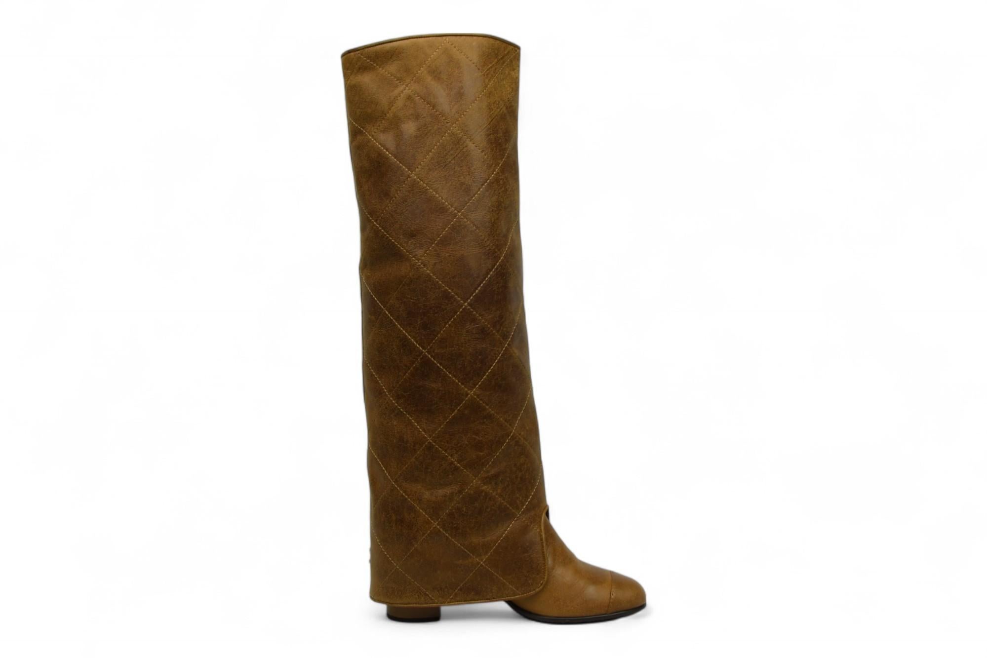 Stivali in pelle trapuntata marrone Chanel  Taglia 6,5 US In condizioni ottime in vendita a West Hartford, CT