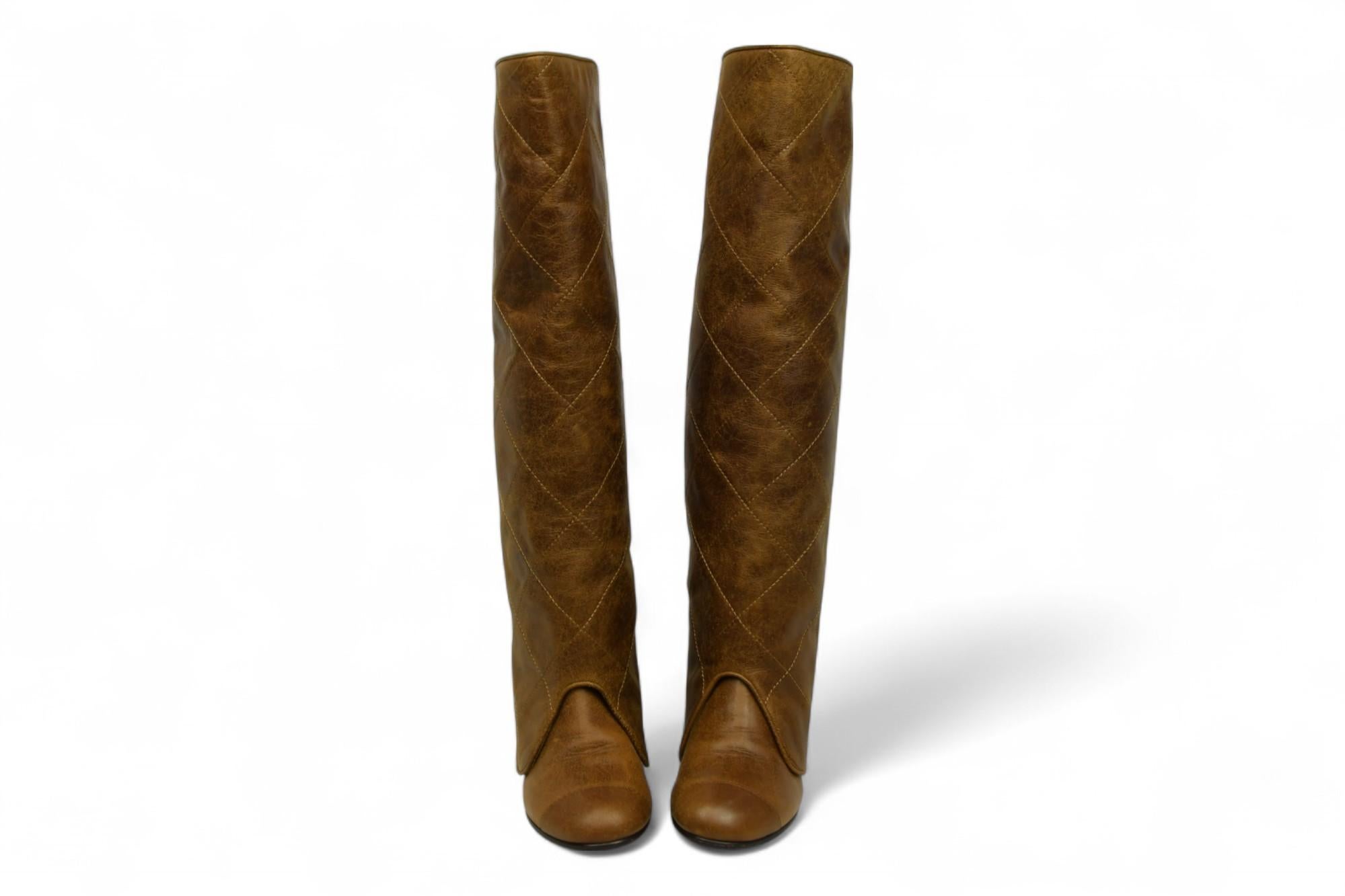 Stivali in pelle trapuntata marrone Chanel  Taglia 6,5 US in vendita 1